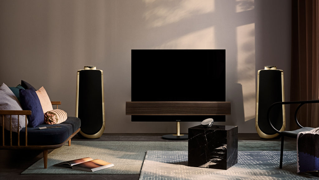 BeoVision Eclipse i samspil med BeoLab 50 - Brass Tone
