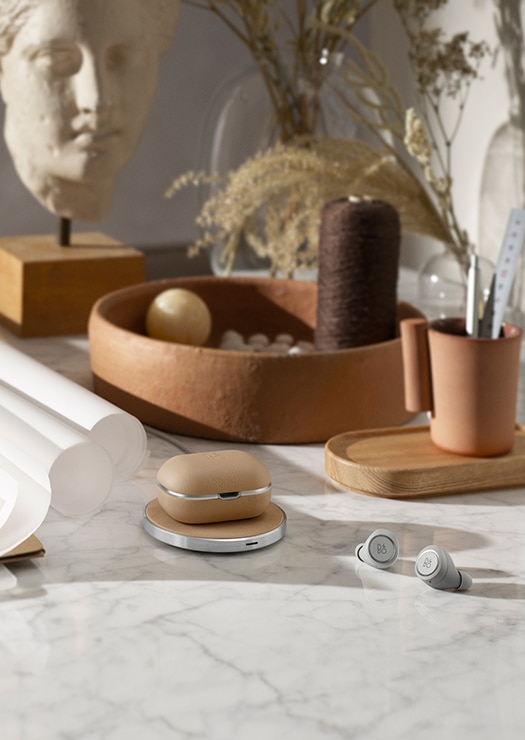 Beoplay E8 2.0 - Natural med opladestation