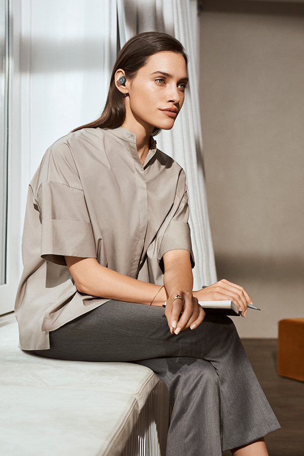 Beoplay E8 - Charcoal Sand - model
